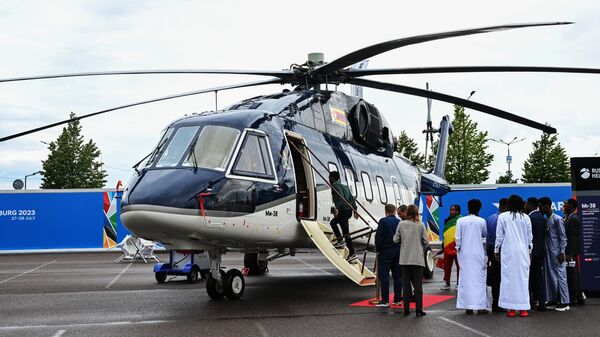 Вертолет МИ-38, подаренный президентом России Владимиром Путиным главе Зимбабве Эммерсону Мнангагве - Sputnik Ўзбекистон