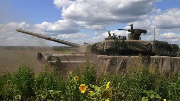 Боевая работа танка Т-90М Прорыв 1-й ТА ЗГВ с закрытых огневых позиций на Сватовском направлении. - Sputnik Узбекистан