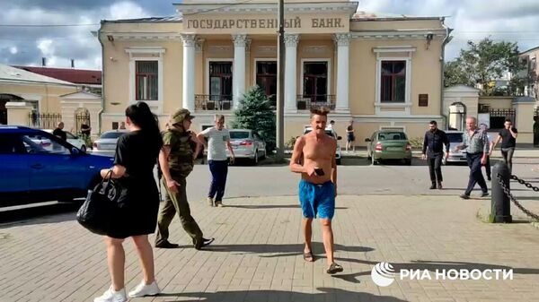 Видео РИА Новости. Взрыв, предположительно, произошел на Банковской площади в Таганроге рядом с музеем - Sputnik Узбекистан
