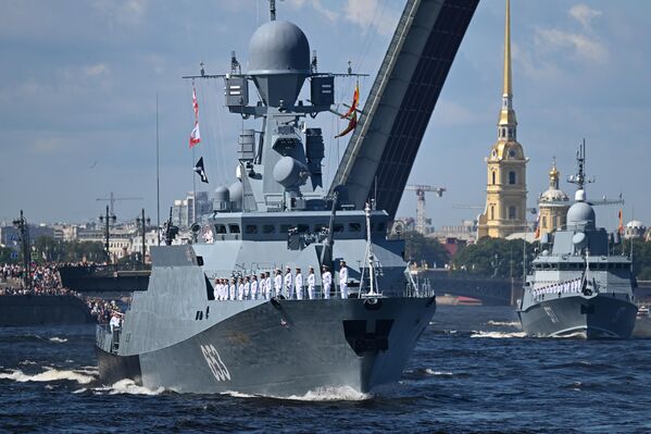 Малый ракетный корабль Углич на Главном военно-морском параде в честь Дня ВМФ РФ в Санкт-Петербурге - Sputnik Узбекистан