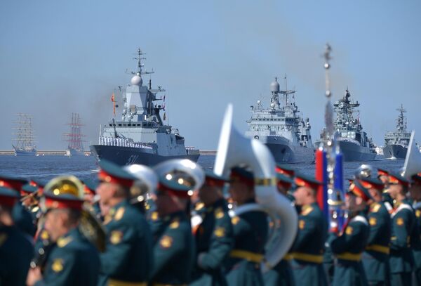 Корабли на параде, посвященном Дню Военно-морского флота, в акватории Финского залива в Кронштадте. - Sputnik Узбекистан