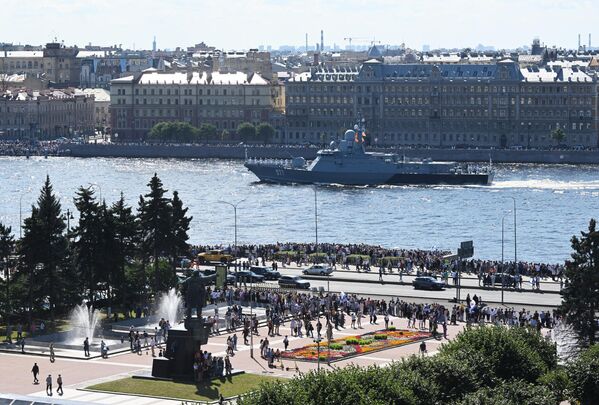 Малый ракетный корабль &quot;Советск&quot; на военно-морском параде в Санкт-Петербурге. - Sputnik Узбекистан