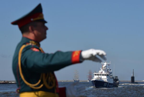 Дирижер военного оркестра на параде, посвященном Дню Военно-морского флота в Кронштадте - Sputnik Узбекистан