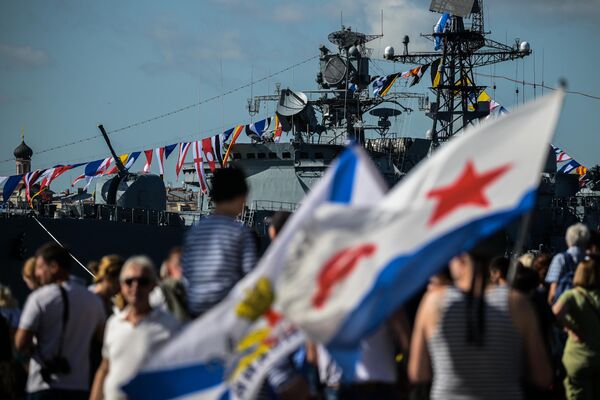 На Главном военно-морском параде в честь Дня ВМФ РФ в Санкт-Петербурге - Sputnik Узбекистан