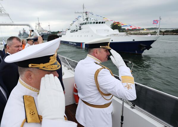 Командующий Балтийским флотом военно-морского флота РФ Владимир Воробьев (справа) принимает парад, посвященный Дню Военно-морского флота, в Балтийске - Sputnik Узбекистан