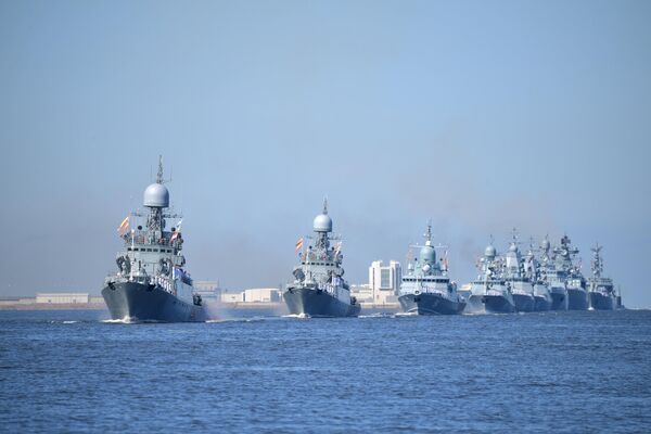 Корабли на параде, посвященном Дню Военно-морского флота в акватории Финского залива в Кронштадте - Sputnik Узбекистан