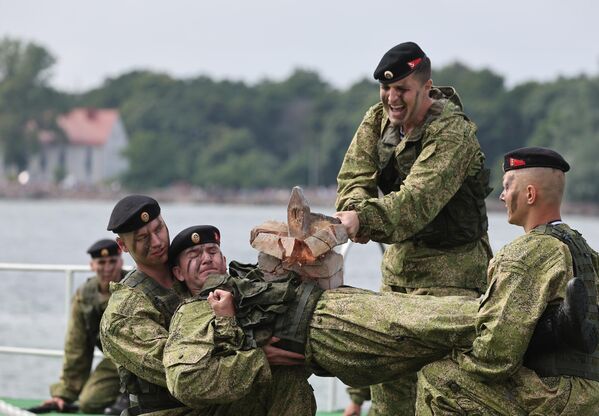 Морские пехотинцы на показательных выступлениях в Балтийске. - Sputnik Узбекистан