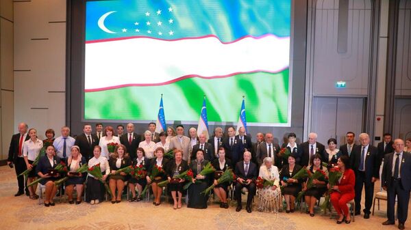 В Ташкенте вручили нагрудные знаки Дружбы народов по случаю Дня дружбы народов - Sputnik Узбекистан