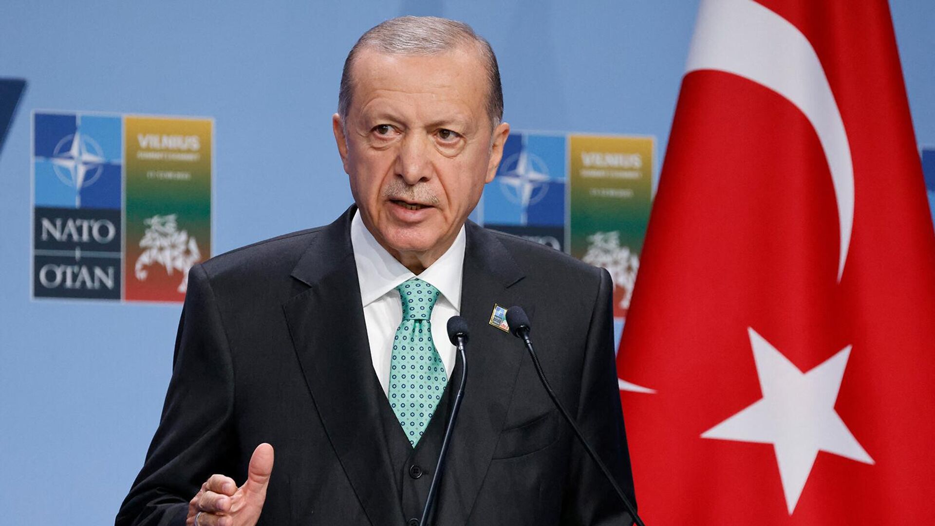 Президент Турции Реджеп Тайип Эрдоган дает пресс-конференцию во время саммита НАТО (12 июля 2023). Вильнюс - Sputnik Узбекистан, 1920, 18.09.2023