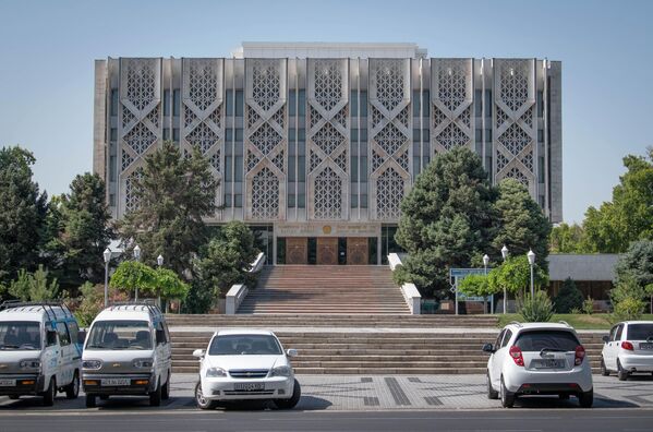 Сегодня в этом здании находится  Государственный музей истории Узбекистана - Sputnik Узбекистан