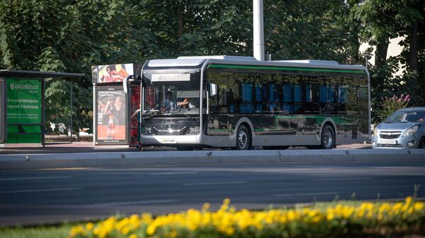 Автобус марки Yutong стоит на остановке. - Sputnik Узбекистан