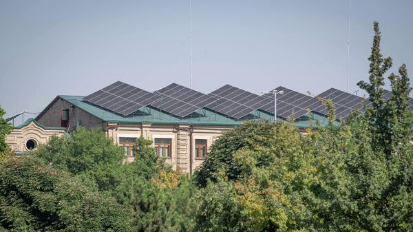 Солнечные панели на крыше здания. - Sputnik Узбекистан