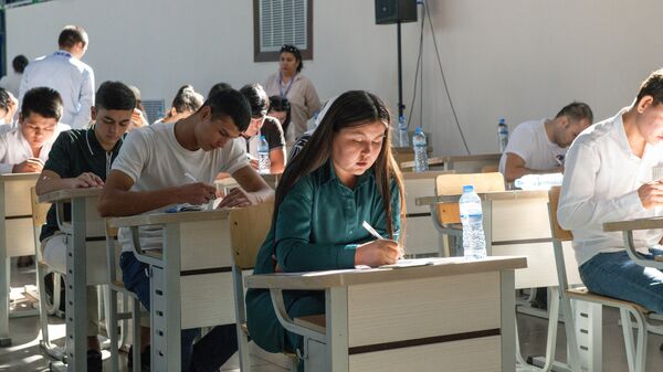 Абитуриенты во время вступительных экзаменов в вузы Узбекистана - Sputnik Узбекистан