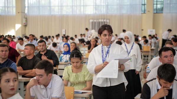 Абитуриенты во время вступительных экзаменов в вузы Узбекистана - Sputnik Ўзбекистон