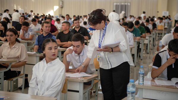 Абитуриенты во время вступительных экзаменов в вузы Узбекистана - Sputnik Ўзбекистон