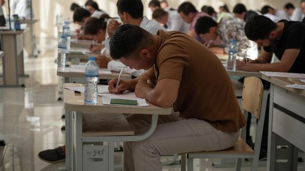 Абитуриенты во время вступительных экзаменов в вузы Узбекистана - Sputnik Узбекистан