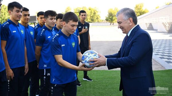  Шавкат Мирзиёев посетил строящийся в Юкоричирчикском районе Центр сборных команд по футболу. - Sputnik Узбекистан