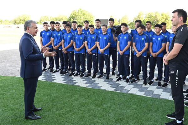Shavkat Mirziyoyev Futbol bo‘yicha milliy terma jamoalar markazini borib ko‘rdi - Sputnik O‘zbekiston