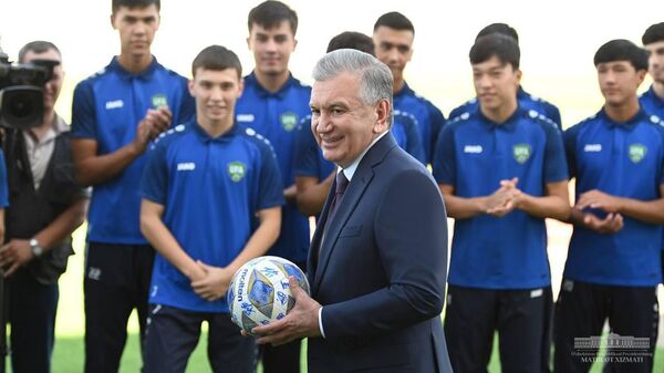  Shavkat Mirziyoyev posetil stroyashiysya v Yukorichirchikskom rayone Sentr sbornix komand po futbolu. - Sputnik O‘zbekiston