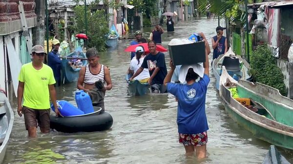 Vmesto avto na kanoe: tayfunom zatopilo goroda na Filippinax ― video - Sputnik O‘zbekiston