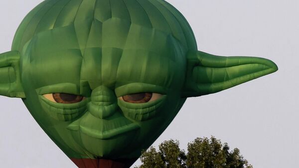 Воздушный шар в виде головы магистра Йоды на фестивале воздушных шаров в Нью-Джерси, США. - Sputnik Узбекистан