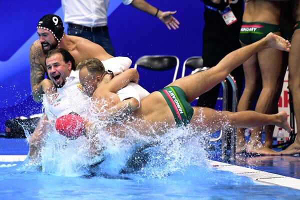 Венгерская команда радуется победе в финальном матче по водному поло против команды Греции на Чемпионате мира по водным видам спорта. - Sputnik Узбекистан