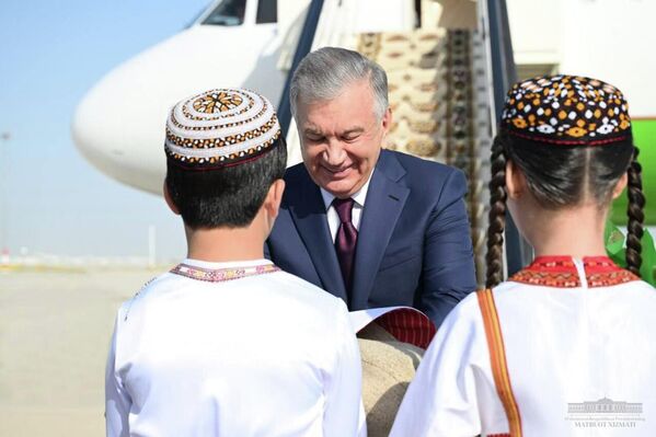 Shavkat Mirziyoyev pribil s rabochim vizitom v gorod Ashxabad. - Sputnik O‘zbekiston