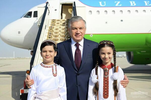 Shavkat Mirziyoyev pribil s rabochim vizitom v gorod Ashxabad. - Sputnik O‘zbekiston