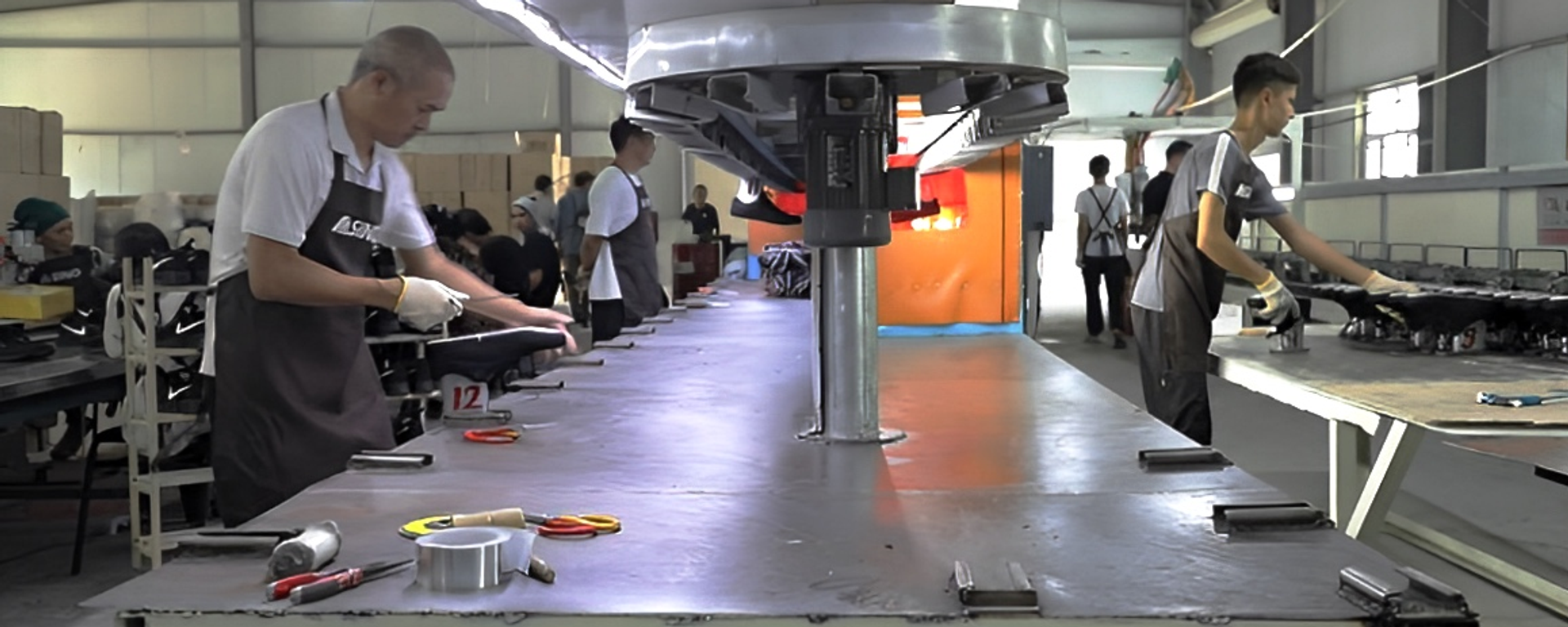 В Узбекистане запустили производство кроссовок NIKE - Sputnik Ўзбекистон, 1920, 05.01.2026