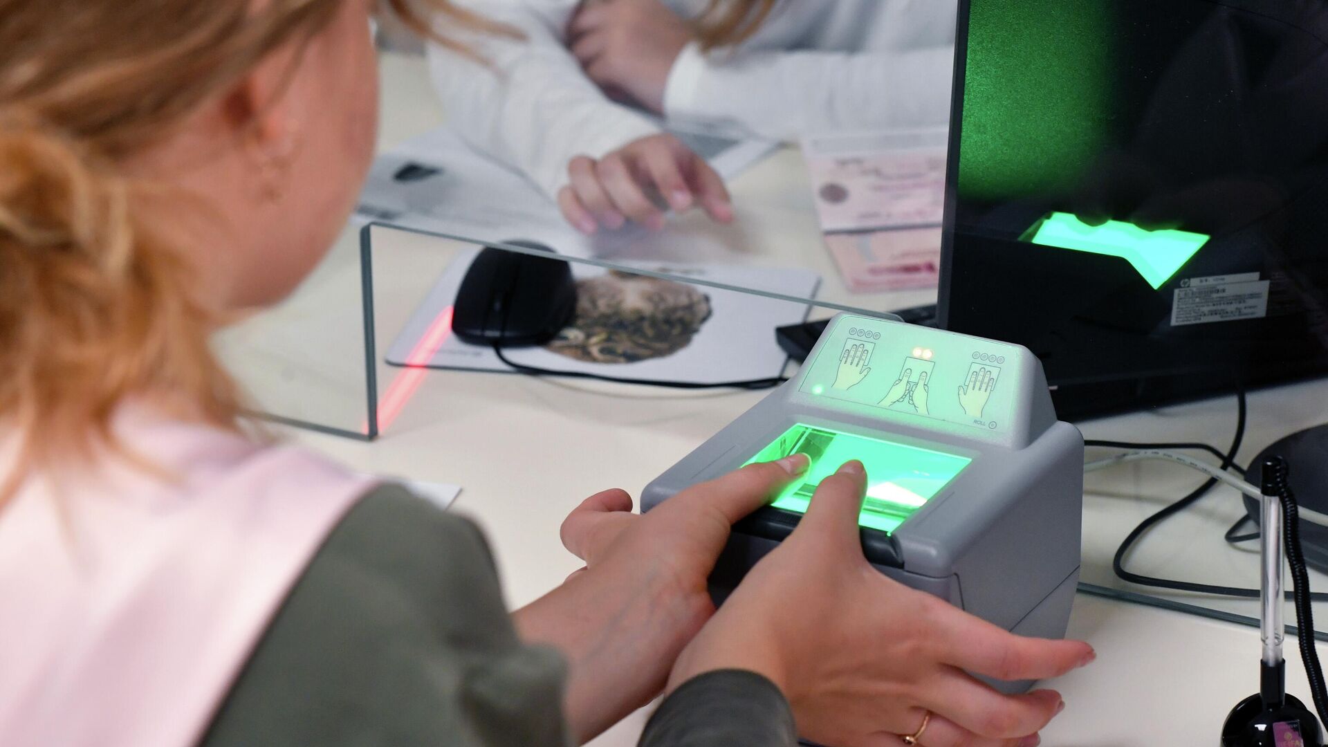 Девушка проходит процедуру снятия биометрических данных в визовом центре Китая в Москве - Sputnik Узбекистан, 1920, 02.01.2025