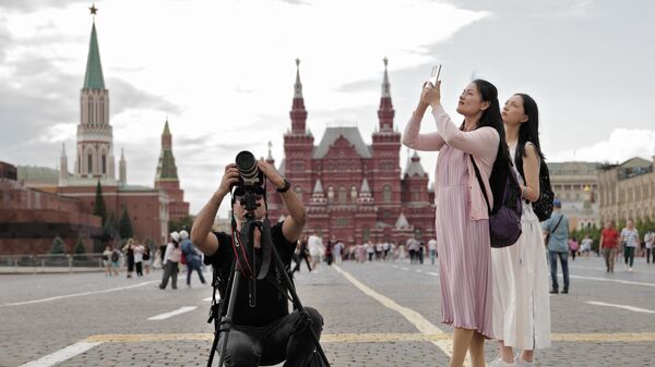Иностранные туристы на Красной площади в Москве - Sputnik Ўзбекистон