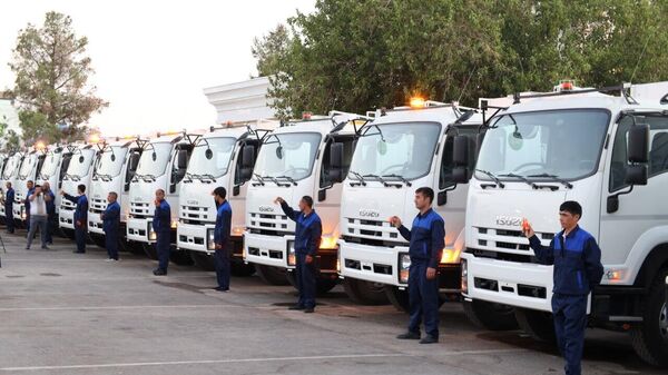 Предприятию Кашкадарья Экотранс передали 17 современных мусоровозов - Sputnik Узбекистан