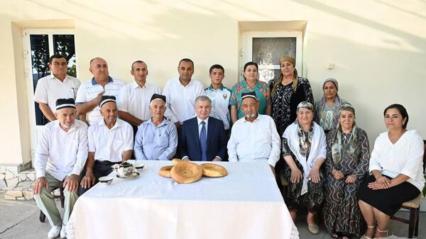 Президент Узбекистана посетил махаллю в Ромитане - Sputnik Узбекистан