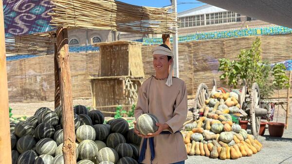 В настоящее время в Хиве проходит фестиваль дыни Qovun sayli - Sputnik Узбекистан