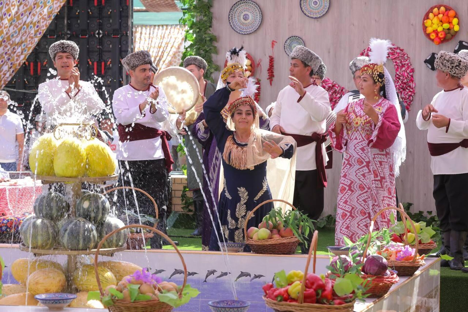 В настоящее время в Хиве проходит фестиваль дыни Qovun sayli - Sputnik Узбекистан, 1920, 12.08.2023
