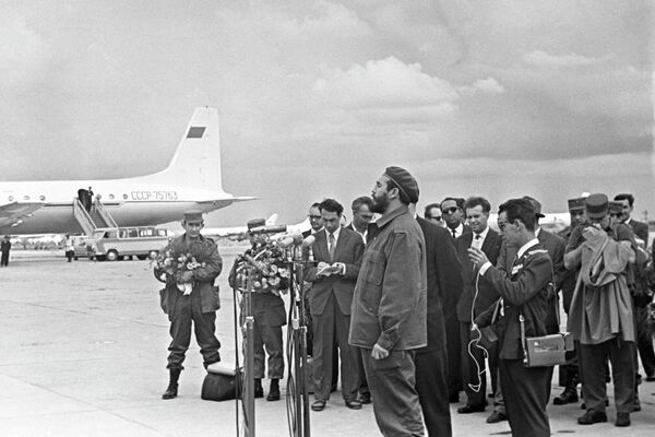 Встреча Фиделя Кастро на аэродроме в Ташкенте - Sputnik Узбекистан