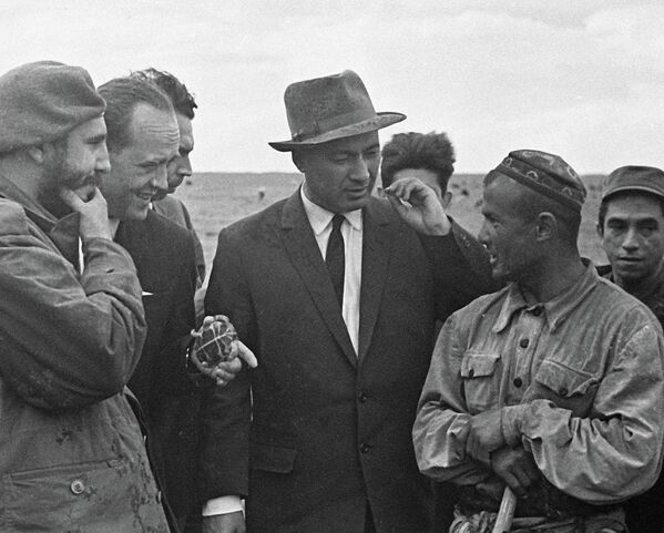 Май, 1963 год. Фидель Кастро и Шараф Рашидов беседуют с чабаном колхоза М.Муминовым. - Sputnik Узбекистан