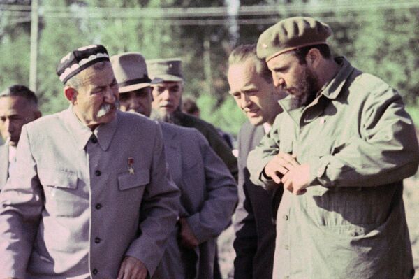 Фидель Кастро во время посещения колхоза &quot;Красный Узбекистан&quot; - Sputnik Узбекистан