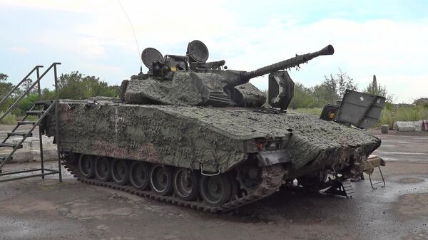 Шведская боевая машина пехоты CV-90, которая была брошена отступающими украинскими военнослужащими в зоне СВО. - Sputnik Узбекистан