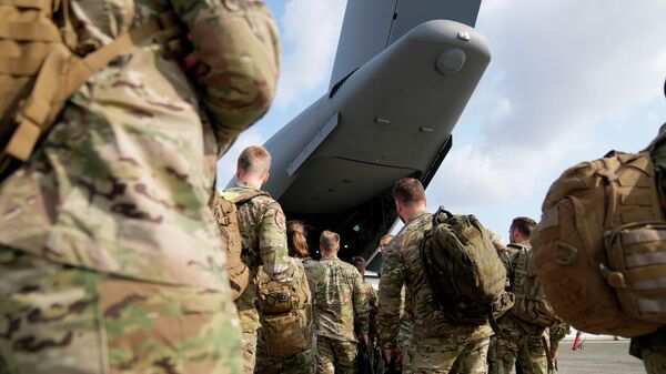 Soldati NATO gotovatsya k posadke na voyenno-transportniy samolet. Arxivnoe foto - Sputnik O‘zbekiston
