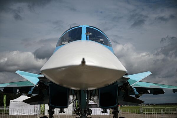  Ko‘rgazmadagi Su-34 qiruvchi bombardimonchi samolyot - Sputnik O‘zbekiston