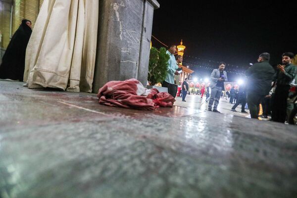 Окровавленная одежда на месте теракта в мечети Шах-Черах в Иране. - Sputnik Узбекистан