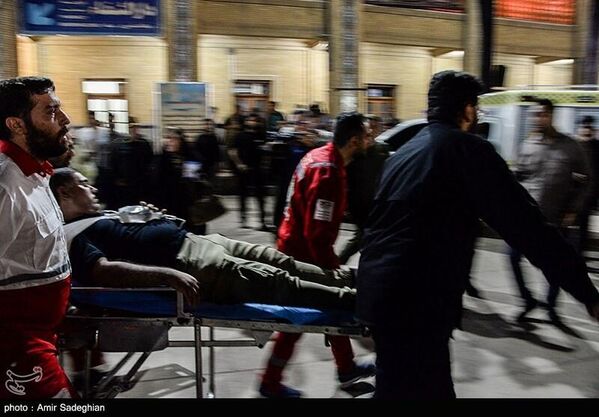 Раненных выносят из здания мечети. - Sputnik Узбекистан