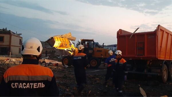 Более 70 сотрудников МЧС России продолжают разбор конструкций и поиск пострадавших на месте пожара в Махачкале - Sputnik Узбекистан
