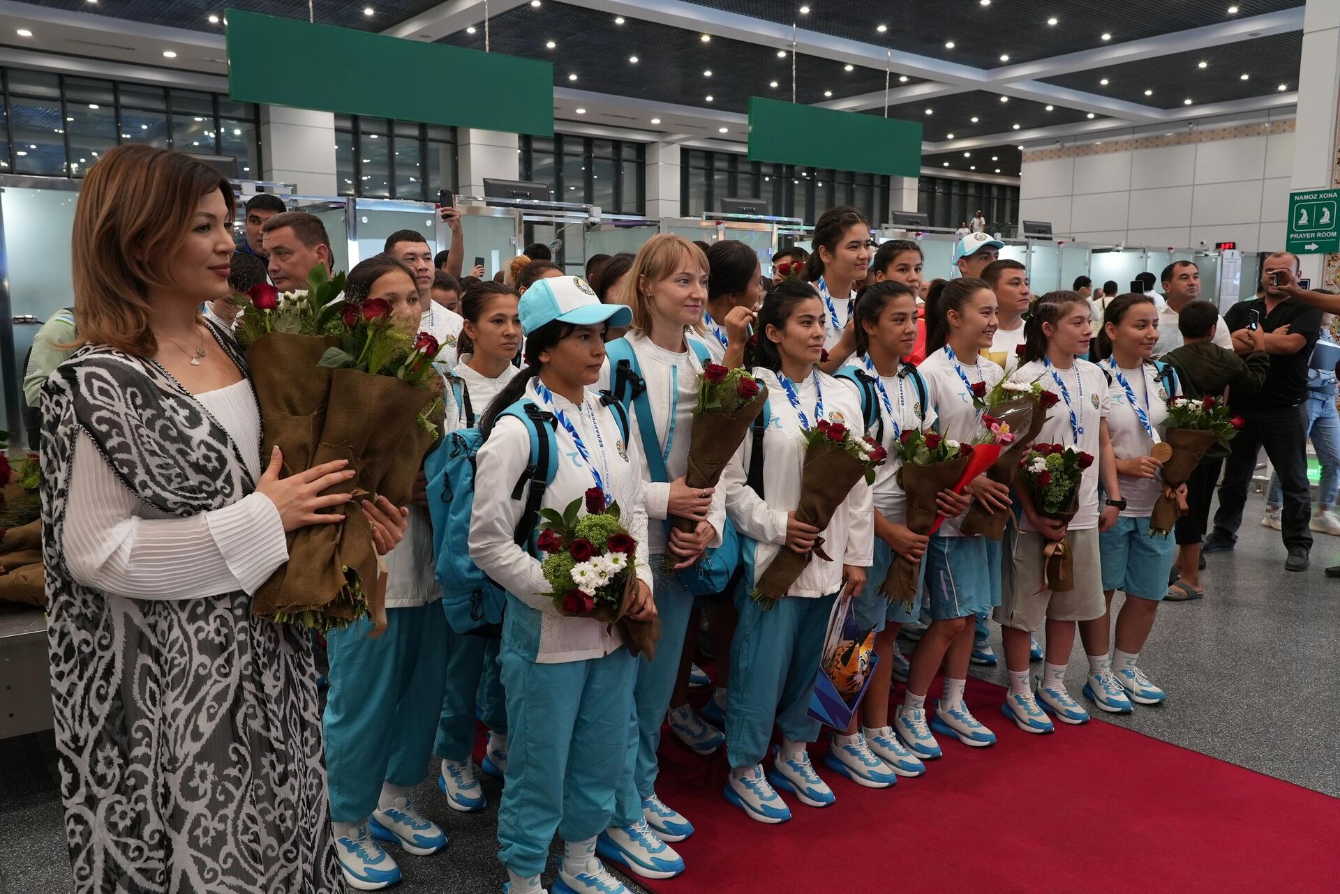 В аэропорту Ташкента встретили спортсменов, вернувшихся из Минска  - Sputnik Узбекистан, 1920, 16.08.2023