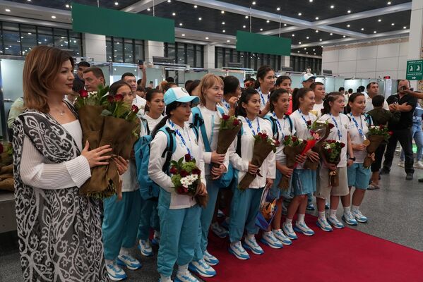 V aeroportu Tashkenta vstretili sportsmenov, vernuvshixsya iz Minska  - Sputnik O‘zbekiston