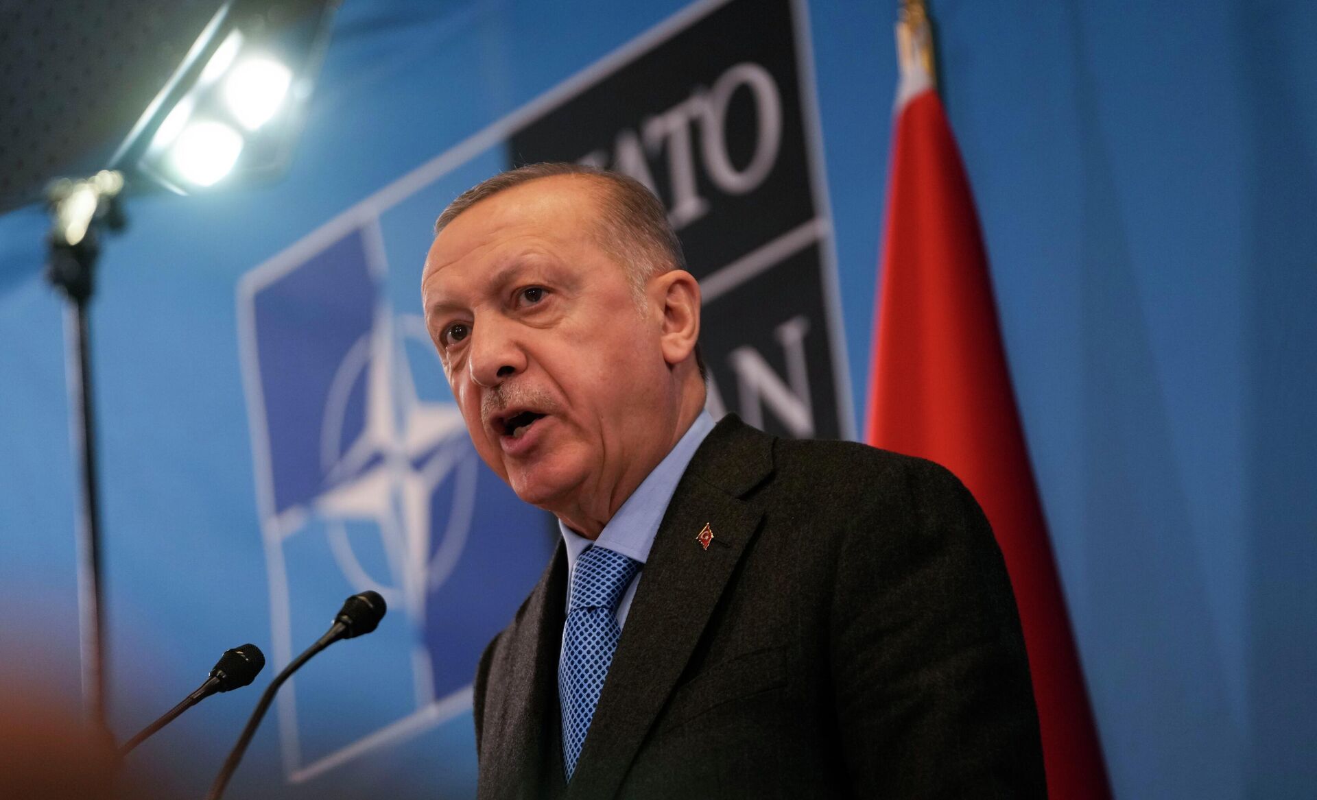 Президент Турции Реджеп Тайип Эрдоган выступает во время пресс-конференции после внеочередного саммита НАТО в штаб-квартире НАТО в Брюсселе 24 марта 2022 года. - Sputnik Ўзбекистон, 1920, 16.08.2023
