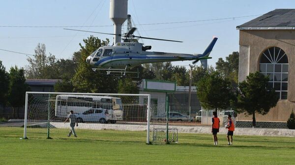 Вертолет приземлился на стадионе во время футбольного матча в Навои - Sputnik Узбекистан