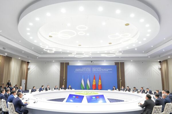 В Чолпон-Ате состоялось 10-е заседание Межправительственной комиссии по двустороннему сотрудничеству между Кыргызстаном и Узбекистаном - Sputnik Узбекистан