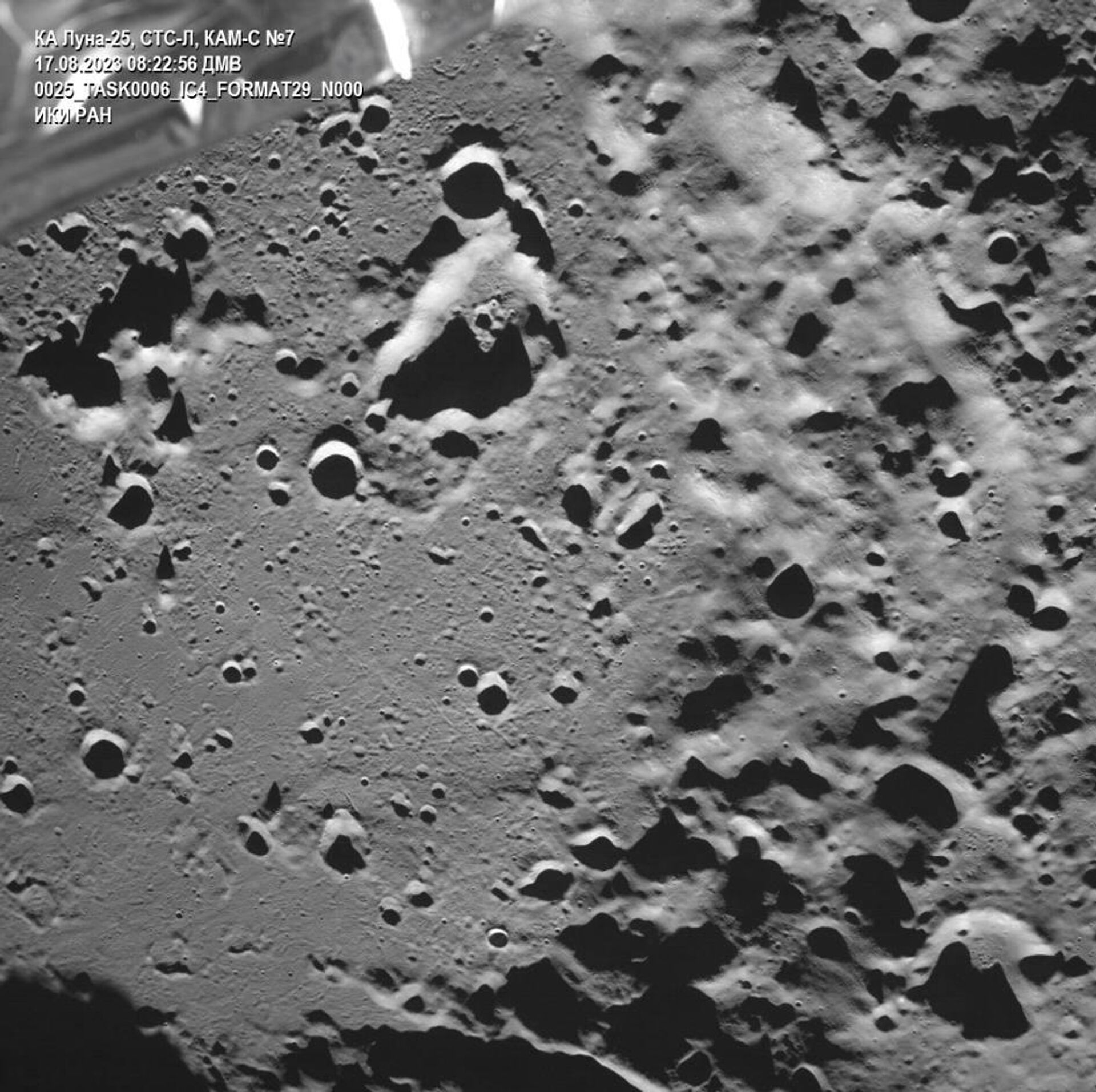 Луна-25 сделала первый снимок лунной поверхности. - Sputnik Ўзбекистон, 1920, 21.08.2023